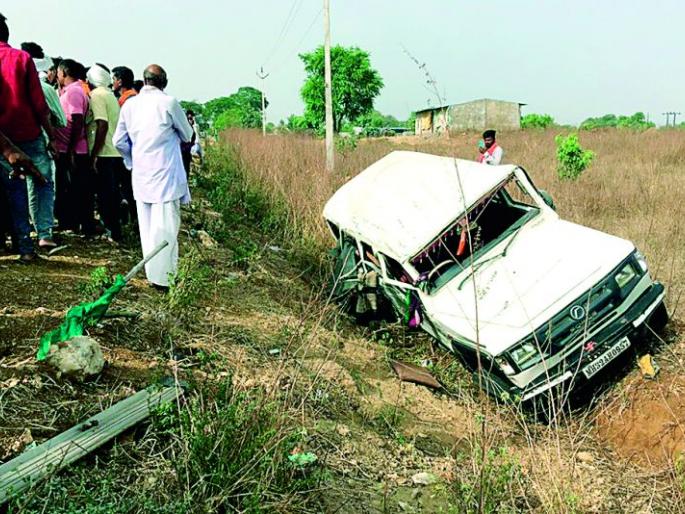 The wedding car overturned; Death of both | लग्न वऱ्हाड्याचे वाहन उलटले; दोघांचा मृत्यू The wedding car overturned; Death of both | लग्न वऱ्हाड्याचे वाहन उलटले; दोघांचा मृत्यू