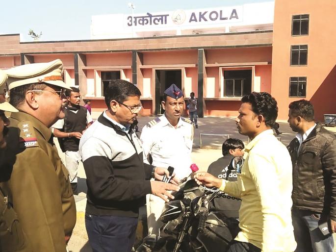 Gandhigiri of police at Akola railway station area! | रेल्वे स्टेशन परिसरात येणाऱ्या वाहन चालकांना शिस्त लावण्यासाठी पोलिसांची गांधीगिरी! Gandhigiri of police at Akola railway station area! | रेल्वे स्टेशन परिसरात येणाऱ्या वाहन चालकांना शिस्त लावण्यासाठी पोलिसांची गांधीगिरी!
