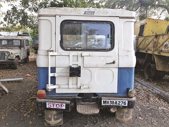 Employees' eyes on the parts of the Zilla Parishd's vehicles | जिल्हा परिषदेच्या गाड्यांच्या सुट्या भागांवर कर्मचाऱ्यांचा डोळा