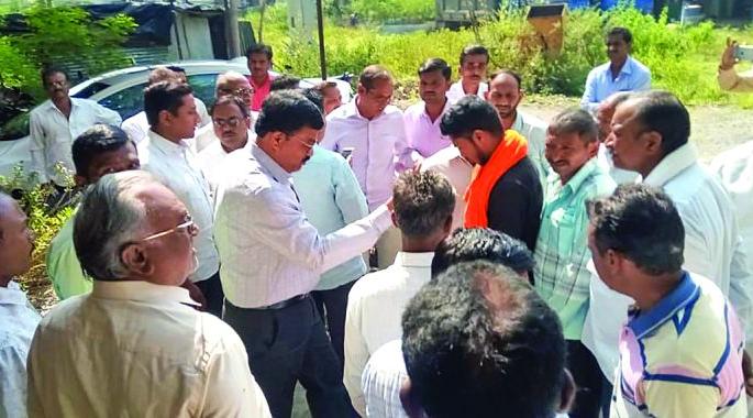 Fruit horticultural farmers Gherao District Agriculture Superintendent | फळ बागायतदार शेतकऱ्यांचा जिल्हा कृषी अधीक्षकांना घेराव! Fruit horticultural farmers Gherao District Agriculture Superintendent | फळ बागायतदार शेतकऱ्यांचा जिल्हा कृषी अधीक्षकांना घेराव!