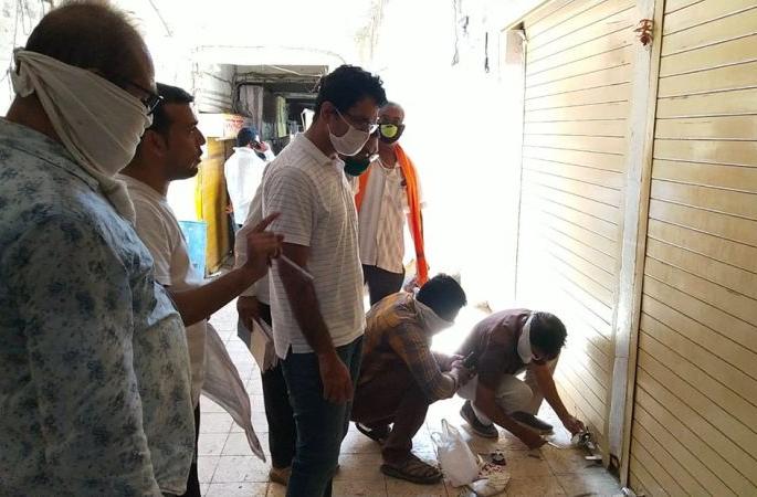 The shops opened at 5 am and sealed the shops of 15 vendors | पहाटे पाच वाजता दुकाने उघडून माल विक्री करणाऱ्या १५ विक्रेत्यांची दुकाने सील The shops opened at 5 am and sealed the shops of 15 vendors | पहाटे पाच वाजता दुकाने उघडून माल विक्री करणाऱ्या १५ विक्रेत्यांची दुकाने सील