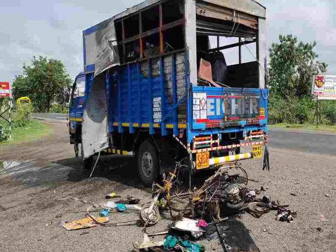 The Burning Truck Near University | विद्यापीठाजवळ ‘द बर्निंग ट्रक’ The Burning Truck Near University | विद्यापीठाजवळ ‘द बर्निंग ट्रक’