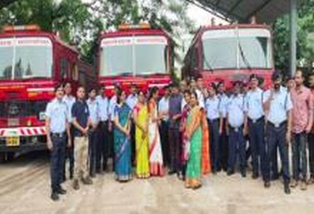 Tied to the fire brigade | अग्निशामक दलाच्या जवानांना बांधल्या राख्या