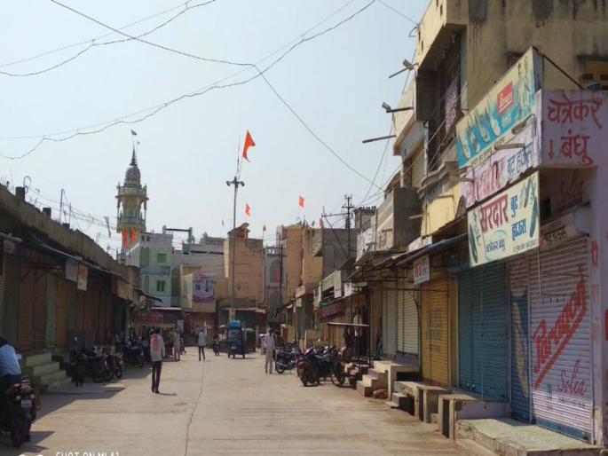 For the demand for the arrest of the accused, the Doodee clandestine stopped | आरोपींना अटक करण्याच्या मागणीसाठी दोंडाईचा येथे कडकडीत बंद For the demand for the arrest of the accused, the Doodee clandestine stopped | आरोपींना अटक करण्याच्या मागणीसाठी दोंडाईचा येथे कडकडीत बंद