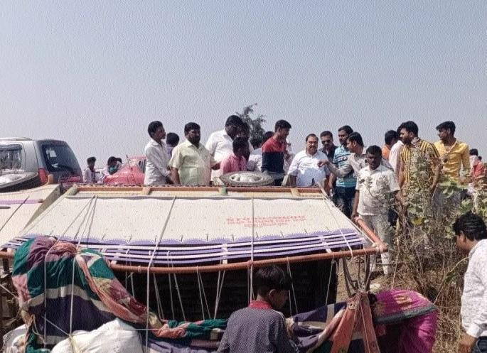 Eight people were injured when the vehicle overturned | भाविकांचे वाहन उलटून आठ जखमी Eight people were injured when the vehicle overturned | भाविकांचे वाहन उलटून आठ जखमी