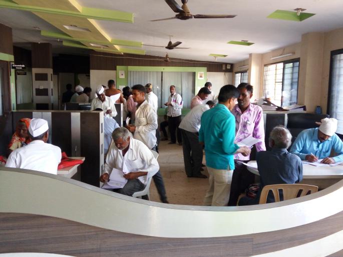 Farmers' crowds for onion grants | कांदा अनुदानासाठी शेतक-यांची गर्दी Farmers' crowds for onion grants | कांदा अनुदानासाठी शेतक-यांची गर्दी