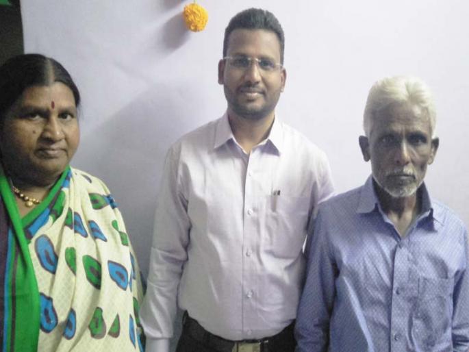 Judge becomes the son of a broom who went to seek justice | न्याय मागण्यासाठी गेलेल्या झाडुवालीचा मुलगा झाला न्यायाधीश Judge becomes the son of a broom who went to seek justice | न्याय मागण्यासाठी गेलेल्या झाडुवालीचा मुलगा झाला न्यायाधीश