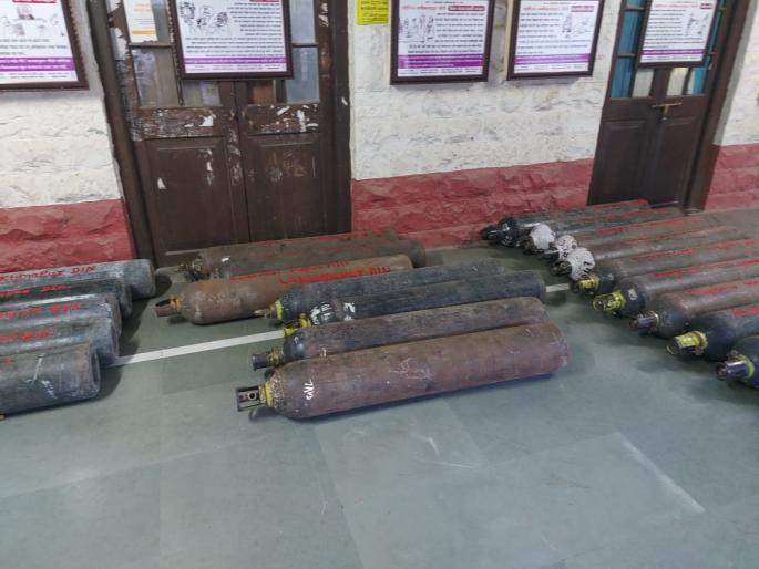 Entrepreneurs in Dindori donated 75 oxygen cylinders | दिंडोरीत उद्योजकांनी दिले  75 ऑक्सिजन सिलिंडर Entrepreneurs in Dindori donated 75 oxygen cylinders | दिंडोरीत उद्योजकांनी दिले  75 ऑक्सिजन सिलिंडर