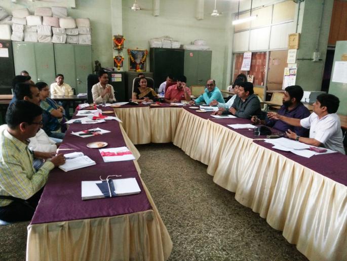 Collection of KDMC's encroachment team | कलेक्शन करणे हे केडीएमसीच्या अतिक्रमण हटाव पथकाचे काम Collection of KDMC's encroachment team | कलेक्शन करणे हे केडीएमसीच्या अतिक्रमण हटाव पथकाचे काम