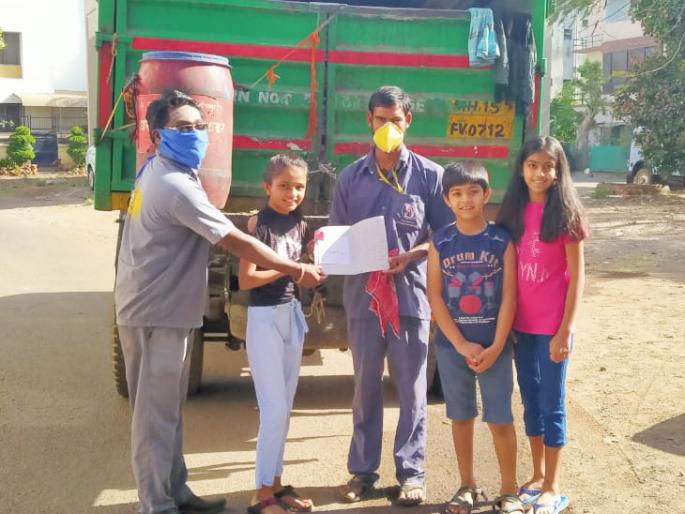 Coronavirus: How are people helping each other during the outbreak? | Coronavirus : कोरोनाच्या काळोखातील प्रकाशाचे पुंजके Coronavirus: How are people helping each other during the outbreak? | Coronavirus : कोरोनाच्या काळोखातील प्रकाशाचे पुंजके