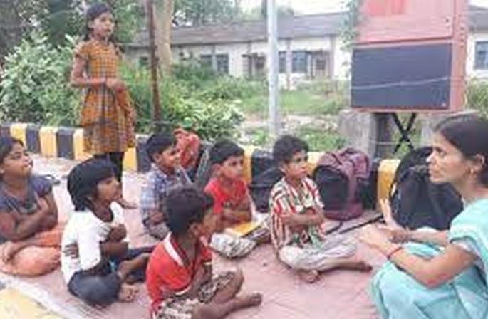 A, B, E lessons for 10,000 children on the sidewalk | शिक्षणाचा स्तुत्य उपक्रम : १० हजार मुलांना फूटपाथवर अ, आ, ई चे धडे A, B, E lessons for 10,000 children on the sidewalk | शिक्षणाचा स्तुत्य उपक्रम : १० हजार मुलांना फूटपाथवर अ, आ, ई चे धडे