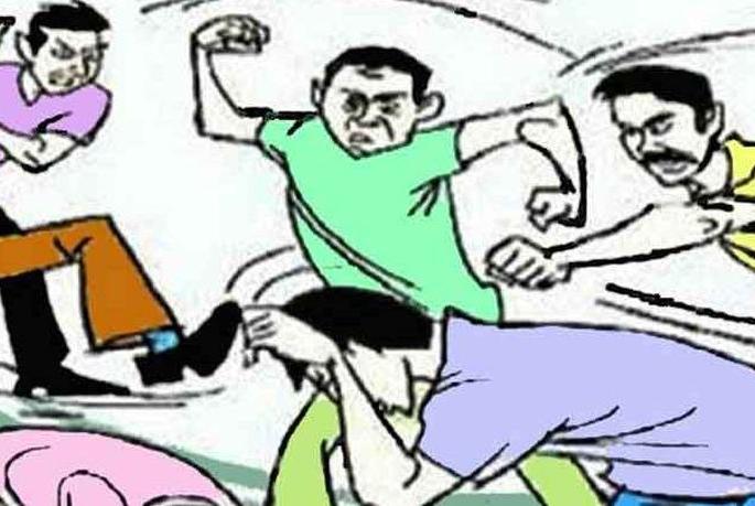 Storm blows from playing loudspeakers | लाऊडस्पीकर वाजविण्यावरून दोन गटांत तुफान हाणामारी Storm blows from playing loudspeakers | लाऊडस्पीकर वाजविण्यावरून दोन गटांत तुफान हाणामारी