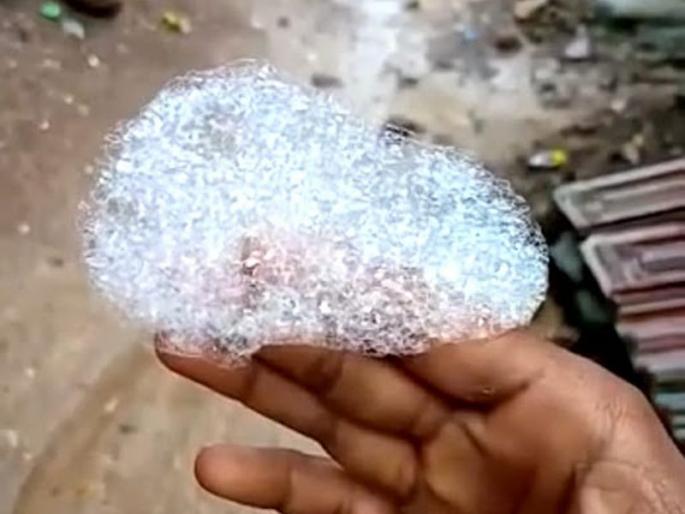 'Face' falls from the sky | पावसासोबत आकाशातून कोसळला 'फेस'