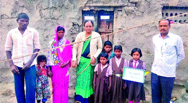 The names of the girls appeared on the doors in the sink! | गाळणेत दारांवर झळकले मुलींच्या नावाचे फलक !