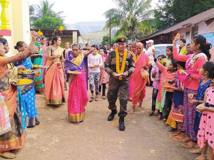 After enlisting in the army, the girl raised the name of the village, showered flowers and welcomed the whole village. | लष्करात भरती होऊन कन्येने गावचे नाव उंचावले, फुलांचा वर्षाव करत संपूर्ण गावाने स्वागत केले