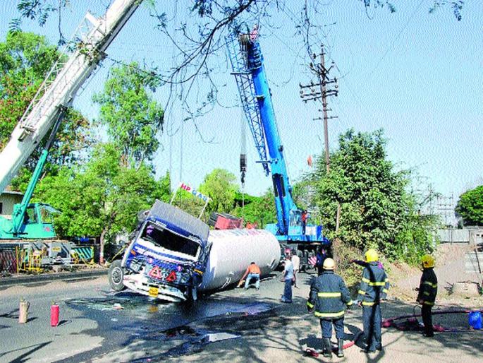 Traffic snarls: Traffic jam on Nashik-Pune highway; Transport on other routes turned the gas tanker into Nashik Road | दुर्घटना टळली : नाशिक-पुणे महामार्गावर वाहतूक ठप्प; अन्य मार्गाने वाहतूक वळविली नाशिकरोडला गॅस टँकर उलटला Traffic snarls: Traffic jam on Nashik-Pune highway; Transport on other routes turned the gas tanker into Nashik Road | दुर्घटना टळली : नाशिक-पुणे महामार्गावर वाहतूक ठप्प; अन्य मार्गाने वाहतूक वळविली नाशिकरोडला गॅस टँकर उलटला
