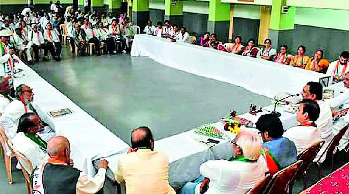 NCP's Navchaitanya visits state headquarters | प्रदेशाध्यक्षांच्या दौऱ्याने राष्ट्रवादीत नवचैतन्य NCP's Navchaitanya visits state headquarters | प्रदेशाध्यक्षांच्या दौऱ्याने राष्ट्रवादीत नवचैतन्य