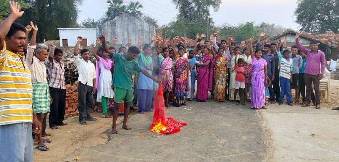 Gadchiroli: Demanded of Naxals to ban election is refused by citizens | गडचिरोलीतील गावकऱ्यांनी झुगारले नक्षलवाद्यांचे आवाहन Gadchiroli: Demanded of Naxals to ban election is refused by citizens | गडचिरोलीतील गावकऱ्यांनी झुगारले नक्षलवाद्यांचे आवाहन