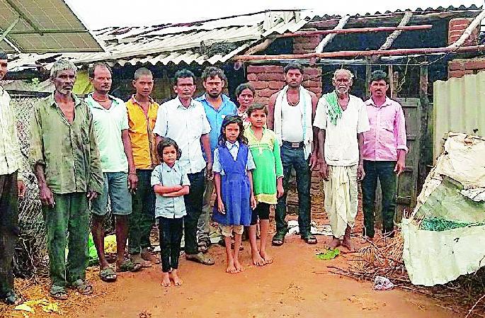 The roof of the house was flooded by the storm | वादळाच्या तडाख्याने घरांचे छप्पर उडाले The roof of the house was flooded by the storm | वादळाच्या तडाख्याने घरांचे छप्पर उडाले