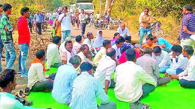 Stop the path on the Jhankarongadi fate | झनकारगोंदी फाट्यावर रास्ता रोको आंदोलन Stop the path on the Jhankarongadi fate | झनकारगोंदी फाट्यावर रास्ता रोको आंदोलन