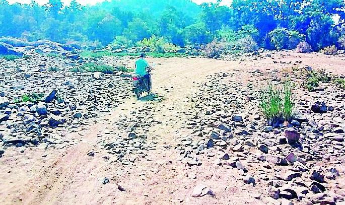 Development of 10 villages in absence of bridge | पुलाअभावी रखडला १० गावांचा विकास Development of 10 villages in absence of bridge | पुलाअभावी रखडला १० गावांचा विकास