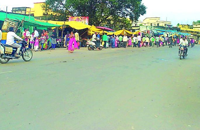 Shukkukkat in the weekend market | आठवडी बाजारात शुकशुकाट Shukkukkat in the weekend market | आठवडी बाजारात शुकशुकाट