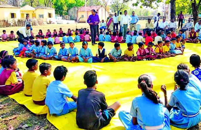 Summer camp for tribal students in Bhamrangad | भामरागडात आदिवासी विद्यार्थ्यांसाठी समर कॅम्प Summer camp for tribal students in Bhamrangad | भामरागडात आदिवासी विद्यार्थ्यांसाठी समर कॅम्प