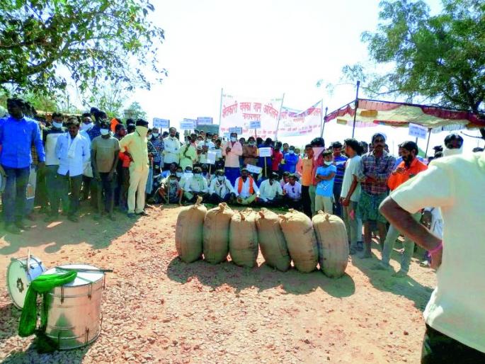 Chakkajam of farmers for buying paddy | धान खरेदीसाठी शेतकऱ्यांचा चक्काजाम Chakkajam of farmers for buying paddy | धान खरेदीसाठी शेतकऱ्यांचा चक्काजाम