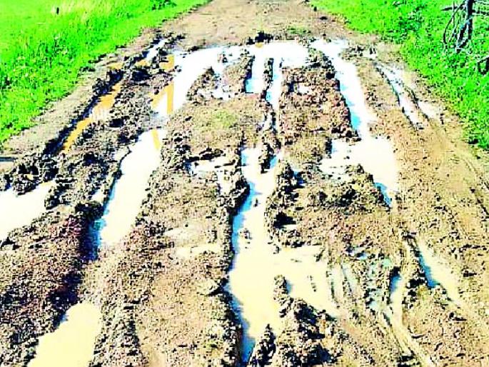 Awaiting erection | खडीकरणाची प्रतीक्षाच Awaiting erection | खडीकरणाची प्रतीक्षाच