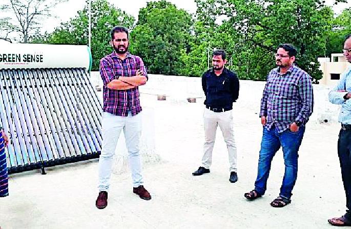 Employees stormed the District Collector's office in Bhambari | जिल्हाधिकाऱ्यांच्या भेटीने कर्मचाऱ्यांची उडाली भंबेरी