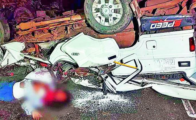 Three passengers killed, 13 injured in tractor-jeep collision | ट्रॅक्टर-जीपची जाेरदार धडक, तीन प्रवासी ठार, 13 जखमी Three passengers killed, 13 injured in tractor-jeep collision | ट्रॅक्टर-जीपची जाेरदार धडक, तीन प्रवासी ठार, 13 जखमी