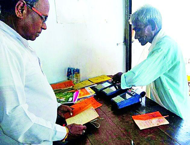 Poss machine decay headache | पॉस मशीन ठरली डोकेदुखी Poss machine decay headache | पॉस मशीन ठरली डोकेदुखी