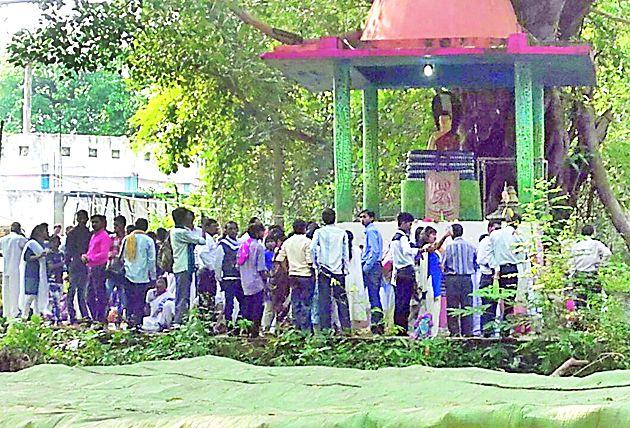 There were chaos in the way of peace | शांतीच्या मार्गाने दु:खाचे हरण होते There were chaos in the way of peace | शांतीच्या मार्गाने दु:खाचे हरण होते