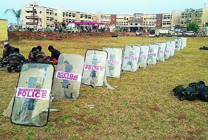 Fill in the sunlight and listen to the results | भर उन्हात उभे राहून ऐकावा लागणार निकाल