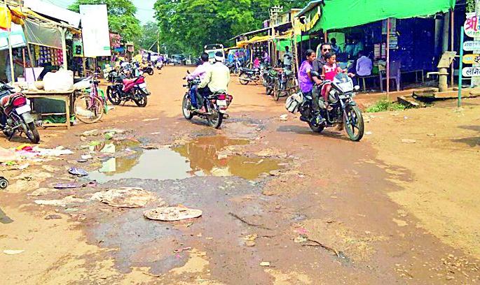 Kurkhed road displacement | कुरखेडातील रस्त्यांची दुरवस्था