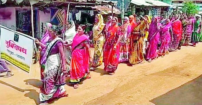 Women gather for drunkenness | दारूबंदीसाठी महिला एकवटल्या Women gather for drunkenness | दारूबंदीसाठी महिला एकवटल्या