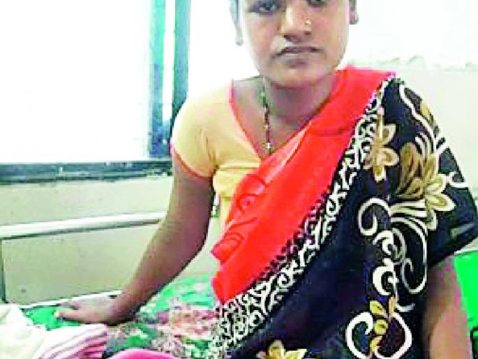 The woman left the woman in half | प्रसूत महिलेला सोडले अर्ध्यातच The woman left the woman in half | प्रसूत महिलेला सोडले अर्ध्यातच