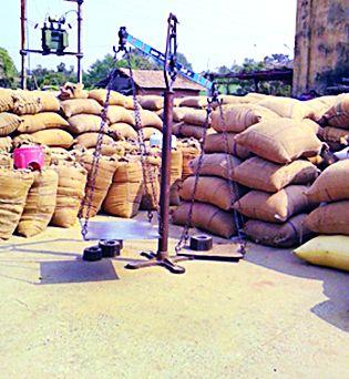 Excessive drop of three thousand quintals | तीन हजार क्विंटलची अवाजवी घट Excessive drop of three thousand quintals | तीन हजार क्विंटलची अवाजवी घट