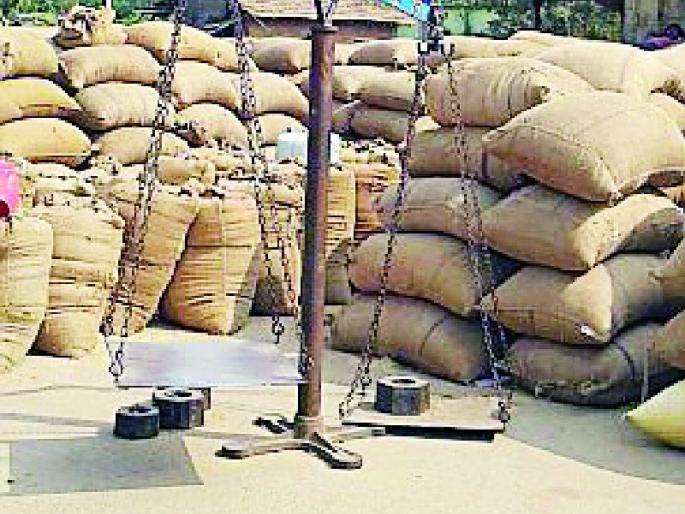 Farmers' rush for "Satbara" | सातबाऱ्यांसाठी शेतकऱ्यांची धावपळ Farmers' rush for "Satbara" | सातबाऱ्यांसाठी शेतकऱ्यांची धावपळ