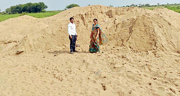 The illegal sandstorm on the Ramala road | रामाळा मार्गावर रेतीचा अवैध साठा The illegal sandstorm on the Ramala road | रामाळा मार्गावर रेतीचा अवैध साठा