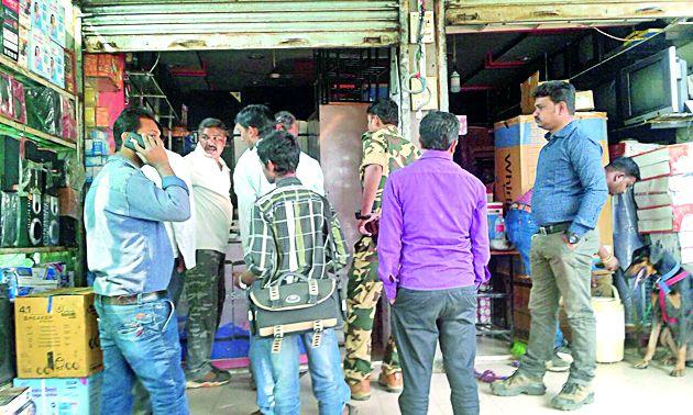 The thieves broke an electronic shop | चोरट्यांनी इलेक्ट्रॉनिक दुकान फोडले