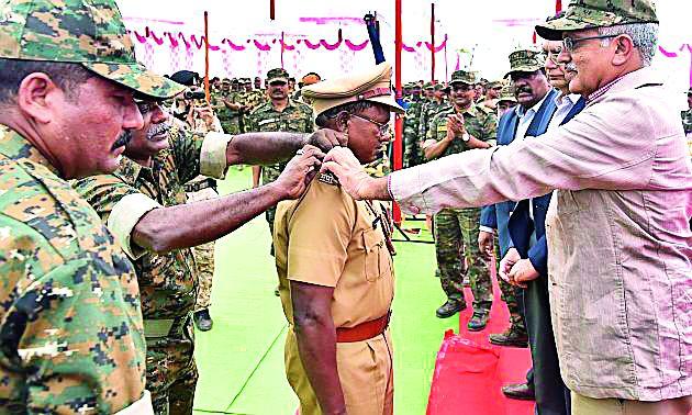 Felicitated police jawans who killed Maoists | नक्षल्यांना ठार करणाऱ्या पोलीस जवानांचा सत्कार
