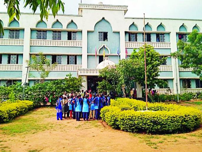 Residential Schools All Students Leave | सर्वच विद्यार्थिनींनी सोडली निवासी शाळा