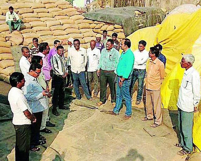 The officials asked for the delay | चुकाऱ्यांच्या विलंबाबाबत अधिकाऱ्यांना विचारला जाब