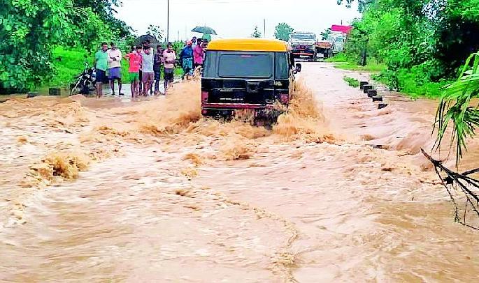 Heavy rain hampered the way | मुसळधार पावसाने अडविली वाट Heavy rain hampered the way | मुसळधार पावसाने अडविली वाट