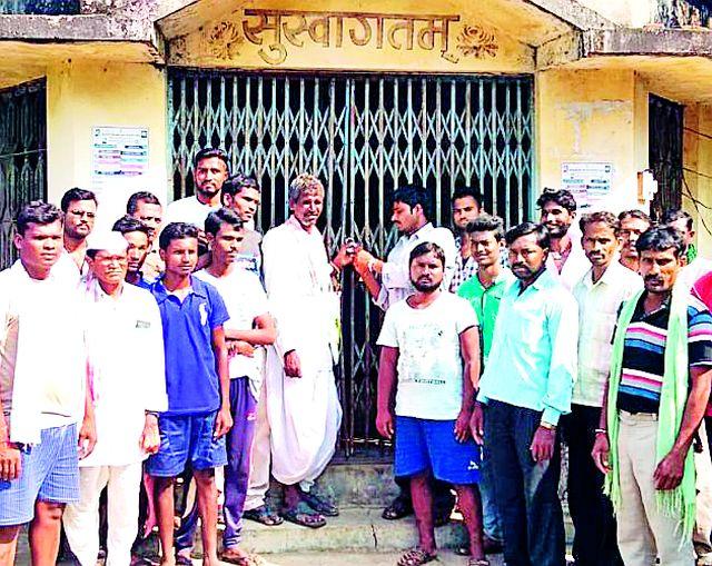 Locked lock | ग्रा.पं.ला ठोकले कुलूप Locked lock | ग्रा.पं.ला ठोकले कुलूप