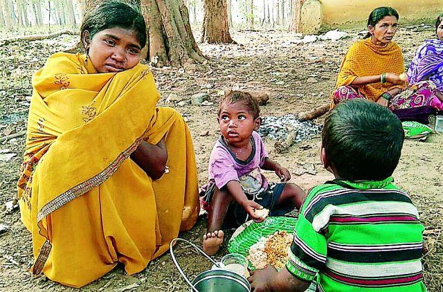 Her tears came down in the ocean of ocean | दु:खाच्या महासागरात तिचे अश्रूही आटले Her tears came down in the ocean of ocean | दु:खाच्या महासागरात तिचे अश्रूही आटले