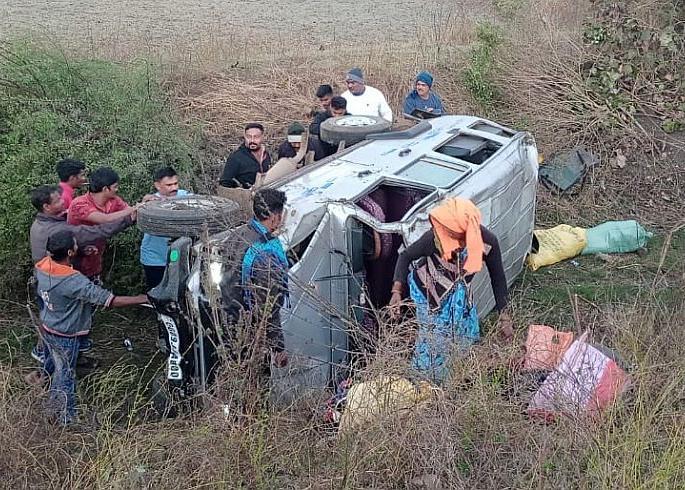 In the early hours of the morning, the peasants' vehicle fell into a ditch | पहाटेच्या डुलकीने केला घात, मिरची मजुरांचे वाहन खड्ड्यात