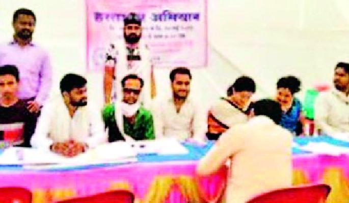 Parental signature campaign against the hike in fees | शुल्कवाढीच्या विरोधात पालकांचे हस्ताक्षर अभियान Parental signature campaign against the hike in fees | शुल्कवाढीच्या विरोधात पालकांचे हस्ताक्षर अभियान
