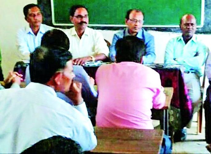 Teaching the lesson to educators should be taught | शिक्षकांना वेठीस धरणाºयांना धडा शिकविणे गरजेचे